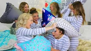 Ubernachtungsparty Ideen Fur Kinder Und Jugendliche Eine Kissenschlacht Organisieren Erster Geburtstag Madchen Pyjama Party Ideen Teenager Geburtstag