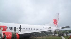 Seluruh penumpang dan kru sudah dievakuasi dengan keadaan selamat. Landas Pacu Bandara Supadio Ditutup Setelah Lion Air Tergelincir
