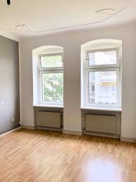 Nostalgische lichtdurchflutete wohnung im vorderhaus mit blick auf den fernsehturm, zwei zimmer, küche, wannenbad, balkon mit südausrichtung. 2 Zimmer Wohnung Zu Vermieten Rennbahnstr 20 13086 Berlin Weissensee Mapio Net