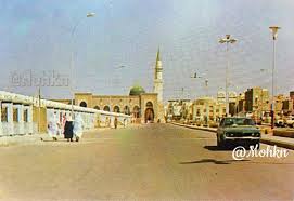 يحتضن المسجد النبوي مكتبتين، الأولى قديمة في وسط الحرم وتوجد بها مخطوطات تراثية، والثانية تقع على سطح الحرم من الجهة الغربية وتضم عددا كبيرا من الكتب والمجلدات ومكتبة رقمية. ØªØ±ÙƒÙŠ Ø§Ù„Ø­Ø±Ù‚Ø§Ù† On Twitter Ø¨Ø¹Ø¶ Ø§Ù„Ø·Ø±Ù‚ Ø§Ù„Ù…Ø¤Ø¯ÙŠÙ‡ Ø§Ù„ÙŠ Ø§Ù„Ù…Ø³Ø¬Ø¯ Ø§Ù„Ù†Ø¨ÙˆÙŠ Ø§Ù„Ø´Ø±ÙŠÙ Ù‚Ø¯ÙŠÙ…Ø§ Ø¨Ø§Ù„Ù‚Ø±Ø¨ Ù…Ù† Ø¨Ø§Ø¨ Ø§Ù„Ø³Ù„Ø§Ù… Ø§Ù„Ù…Ø¯ÙŠÙ†Ø© Ø§Ù„Ù…Ù†ÙˆØ±Ø©