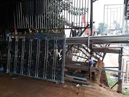 Semakin tingginya masyarakat yang meminati konsep campuran warna menjuadikan banyak developer. Pembuatan Dan Pemasangan Pintu Pagar Minimalis Yang Unik Bengkel Las Cilengsi Arbainlas