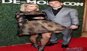 باريس هيلتون ترتدي الأقراط الماسية مع المكياج الناعم