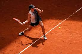 Tenis Flash: Świątek wchodzi do gry w Rzymie, wygrana po trudnym boju