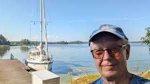 Redigerat:** Avtalat med gast. Tack för visat intresse! Eventuellt nytt  behov vid returseglatsen Sibbo-Åkersberga i slutet av augusti. S/y Mona  Lisa II seglar veckan före midsommar från Åkersberga (Stockholm) till Sibbo  (Helsingfors).