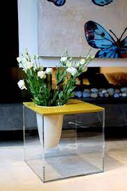 plexiglas tafel met ingebouwde vaas vasen dekor dekorieren plexiglas tisch