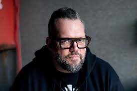 Ik had nooit therapie overwogen, tot mijn dochtertje iets zei”: Alex Agnew  openhartig over zijn aangeboren kwaadheid