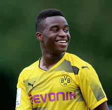 € * 20.11.2004 in yaoundé, kamerun Youssoufa Moukoko Bvb Wunderjunge 12 Erzielt Nachsten Hattrick Welt