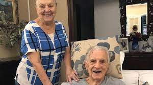 29 nos anos entre 1524 e 1526 a varíola, introduzida a partir do panamá antes da conquista espanhola varreu o império inca. Aos 100 Anos Orlando Drummond O Seu Peru Posta Foto Com A Esposa Na Quarentena Verso Diario Do Nordeste