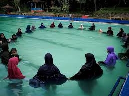 Biaya masuk kolam renang yang terbuka untuk umum pun biasanya tergolong tidak mahal. Kegiatan Berenang Rumah Yatim Indonesia
