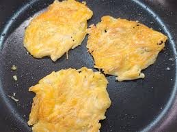 志麻さんレシピ】サクサク♪コリコリ♪「えのきガレット」にトライ！きのこの旨味とチーズのコクが広がる♡ | 『あたらしい日日』  こんな時代のニューノーマルな暮らし方。食と農、生活情報をお届けします