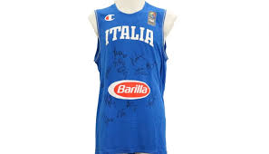 Colletto con scollo a v in costina in contrasto colore, giro spalla in costina in contrasto colore, spacchetto laterale. Maglia Ufficiale Italia Basket 2016 Autografata Dal Roster Charitystars