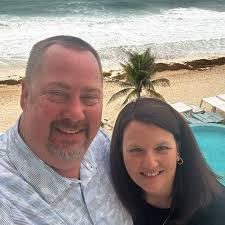 What is the best motel with a hot tub, pool, and continental breakfast in  Gatlinburg?