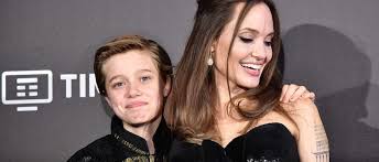Angelina jolie voight is a hollywood actress, who has repeatedly led the most beautiful celebrity's ratings. Angelina Jolies Tochter Wurde Ein Junge Warum Hat Die 13 Jahrige Shiloh Das Geschlecht Geandert