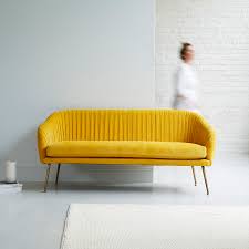 Mit einem prägnanten, jedoch modernen design wird das sofa zu jeder wohnzimmereinrichtung gut passen. Sofa Dreisitzer Mit Gelben Textilbezug Sitzgelegenheiten Wohnzimmer