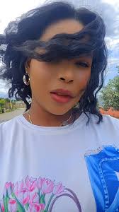 La Niña Morena Peinandose