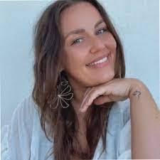 Lynann Bennett's Instagram, Twitter & Facebook