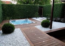 Landschafts Und Gartengestaltung Weisser Kies Holz Terrassendielen Jacuzzi Suchtschutzhecke Gartengestaltung Pinterest Outdoor