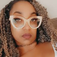 Selena Byers's Instagram, Twitter & Facebook