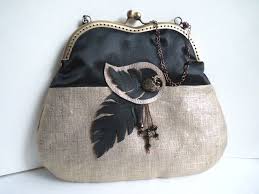 Pochette Fermoir Retro Chic Paon Plumes Noir Et Or Dore Sacs A Main Par L Arche De Jessica Sac A Main Retro Chic Sac
