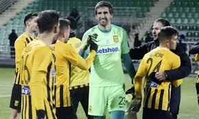 Ο κουέστα μοιάζει να μην κρατά τον έλεγχο της κατάστασης. Panhgyrise Thn Ananewsh Me Ton Arh O Koyesta Pics Sportime Gr