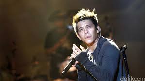 Dan tak perlu kau di sini mengungkit kesilapan. Lirik Dan Chord Menunggumu Dari Noah