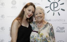 May 17, 2021 · um dia depois do funeral de maria joão abreu, o marido da atriz, joão soares, voltou a recorrer ao instagram para recordar a mulher, partilhando um vídeo inédito da artista. Eunice Munoz Faz Denuncia Neta Esta Ser Prejudicada Na Carreira De Atriz Vip Pt
