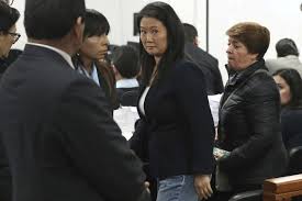 Fujimori, la hija del encarcelado exmandatario alberto fujimori, habría obtenido el 50,3% de los sufragios y castillo, un profesor de primaria y líder sindicalista, el 49,7%, dijo el estudio que tiene un margen de error de más o menos un 3,0% difundido por el canal américa televisión. Peru Fiscal Pide 30 Anos De Carcel Para Keiko Fujimori