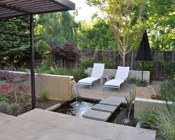 Gartenanlage Mit Integriertem Teich Gartengestaltung Moderne Terrasse Design Kleiner Hinterhof Design