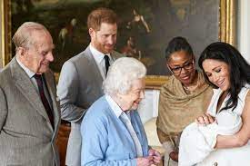 Prince william and catherine, duchess of cambridge, also recognized their nephew on his special day with a family photo. Archie Mountbatten Windsor So Suss Ist Das Erste Treffen Mit Queen Elizabeth Gala De