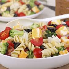 Salade De Torti Brocoli Olives Noires Et Comte Au Jus De Betterave Recette Repas Vegetariens Sains Cuisine Vegetarienne Pates Sans Gluten