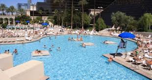 Las Vegas Hotel Luxor Hotel And Casino Swimming Pool Las Vegas Hotels Luxor Hotel Las Vegas Las Vegas Pool