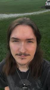 Hiii, I'm Audrey! I'm a 19 year old fem haha I want a gf so bad 😅😅