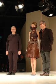 Salon Du Chocolat De Paris 2005 Jean Paul Hevin Et Serge Cajfinger Entourant La Mannequin Laura Streck Http Chocolate Sculptures Jean Paul Love Chocolate