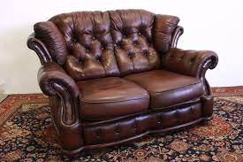 Vendo coppia divani due posti in vera pelle color glicine con piedi in legno. Divano 2 Posti Originale Inglese In Pelle Marrone 727 Divani Originali Chesterfield Brescia Vendita E Noleggio