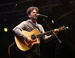 Palo pandolfo comenzó su carrera discográfica como cantante , guitarrista , autor y compositor en la agrupación don cornelio y la zona, una banda que surgió de la combinación de otros dos grupos de la secundaria , el que lideraba palo se llamaba sempiterno y el otro post emerum de donde venia claudio fernandez baterista con quien funda don cornelio en 1984. Palo Pandolfo Wikipedia La Enciclopedia Libre