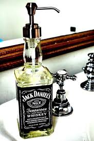 Un Cadeau Fait Maison Fait Toujours Beaucoup Plus Plaisir Qu Un Cadeau Achete En Magasin Meme Si C Est Juste Jack Daniels Soap Dispenser Home Diy Genius Gift