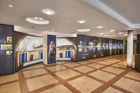 Das passionstheater in oberammergau umfasst rund 4.500 sitzplätze und ist damit die größte freiluftbühne mit überdachtem zuschauerraum weltweit. Passionstheater Oberammergau Museum