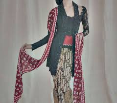 In most of indonesian kebaya, e.g. Tampak Anggun Dan Menawan Kenali 5 Ragam Model Kebaya Di Indonesia