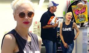 Gwen Stefani Looks Slender As She Loads Up On Junk Food In La Daily Mail Online