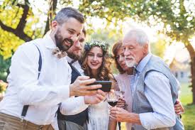 Meistens bekommt man als gast mehrere monate vor der hochzeitsfeier eine einladung. Beschaftigung Der Hochzeitsgaste Wahrend Der Hochzeitsfoto Aufnahmen Weddyplace Magazin