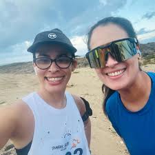 Con esta jevota en nuestro primer 5k juntas. Sabes que los años han pasado  cuando en vez de planificar un perreo intenso un viernes, madrugan un  sábado para ir a correr. 😂 #