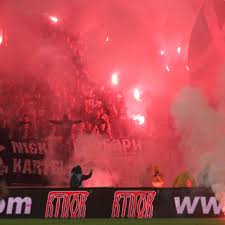 August bei red bull salzburg den platz gestürmt. Trotz Corona Rund 20 000 Fans Bei Partizan Belgrad Roter Stern Im Stadion