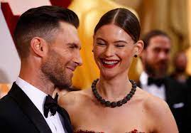 Behati prinsloo levine, geborene behati prinsloo, ist ein namibisches fotomodel. Adam Levine Bahati Prinsloo Ihre Liebe In Bildern Gala De