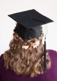 35 Graduation Hairstyles And 3 Hair Hacks To Achieve Them Graduation Hairstyles Medium Graduation Hairstyles With Cap Graduation Hairstyles