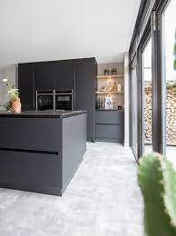 fenix keuken met zwarte fronten keramiek keukenblad kookeiland koffiehoek en neff apparatuur keuken keuken inspiratie keuken idee