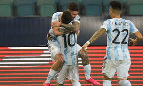 حقق ليونيل ميسي قائد المنتخب الأرجنتيني أول ألقابه مع منتخب بلاده بعدما قاد التانجو لهزيمة البرازيل في نهائي بطولة كوبا أمريكا 2021 خلال اللقاء الذي أقيم بينهما فجر الأحد. ÙƒÙˆØ¨Ø§ Ø§Ù…Ø±ÙŠÙƒØ§ 2021 Ø´Ø§Ù‡Ø¯ ÙÙŠØ¯ÙŠÙˆ Ø§Ù‡Ø¯Ø§Ù Ù…Ø¨Ø§Ø±Ø§Ø© Ø§Ù„Ø§Ø±Ø¬Ù†ØªÙŠÙ† ÙˆØ§Ù„Ø§ÙƒÙˆØ§Ø¯ÙˆØ± Ù…ÙŠØ³ÙŠ ÙŠÙˆØ§ØµÙ„ ØªÙˆØ²ÙŠØ¹ Ø§Ù„Ù‡Ø¯Ø§ÙŠØ§ Ù…ÙŠØ±ÙƒØ§ØªÙˆ Ø¯Ø§ÙŠ