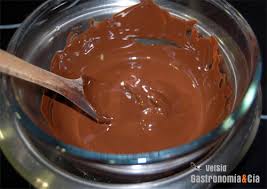 El baño maría es muy utilizado en repostería para tareas como derretir chocolate, pues conseguimos que este se funda poco a poco y no se queme. Usos Del Bano Maria Gastronomia Cia