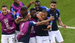 Au lendemain de la qualification de la france pour les quarts de finale de la coupe du monde de football, le mâconnais antoine griezmann s'est exprimé en. Mondial 2018 La France Bat L Argentine 4 3 Et Affrontera L Uruguay En Quarts De Finale
