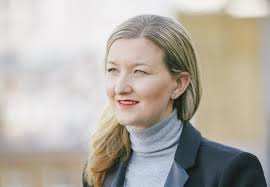 Lisa Parfitt's Instagram, Twitter & Facebook