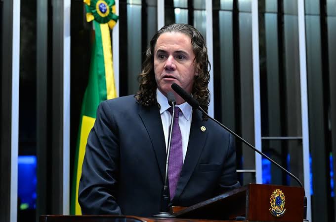 Veneziano cresce e ultrapassa 40% na disputa pelo Senado; João Azevêdo lidera com 52,6%, aponta ANOVA